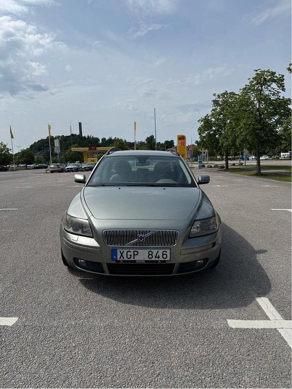 Grön Begagnad 2006 Volvo V50 Kinetic Kombi | 29 900 kr (Marknadspris) - Bild 1/3