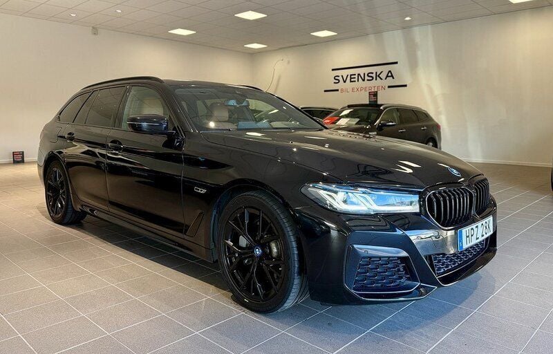 Svart Begagnad 2022 BMW 530e M Sport Kombi | 349 900 kr (Marknadspris) - Bild 1/4