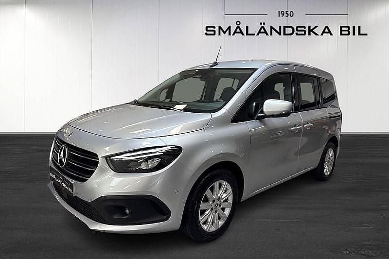 Silver Begagnad 2023 Mercedes 180 Sedan | 298 999 kr - Bild 1/4