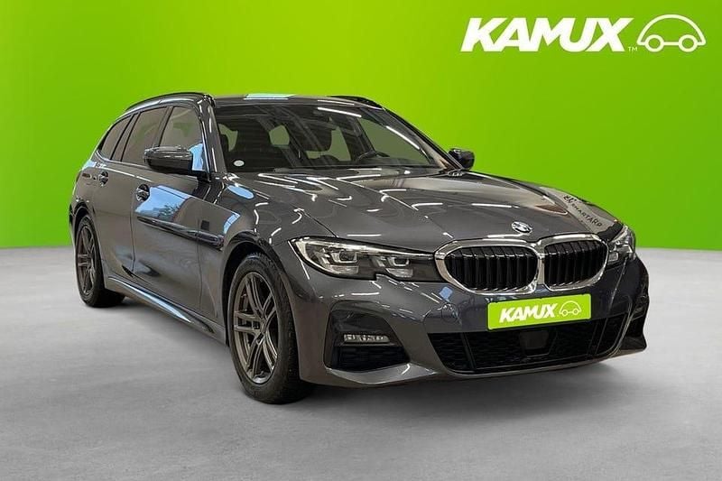 Silver/grå Begagnad 2021 BMW 320 M Sport Kombi | 319 800 kr (Marknadspris) - Bild 1/4