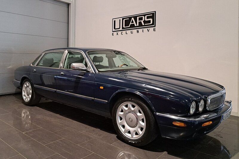 Mörkblå Begagnad 1998 Jaguar XJ Sedan | 134 900 kr - Bild 1/4