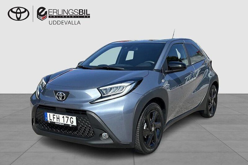 Grå Begagnad 2024 Toyota Aygo Comfort Halvkombi | 189 000 kr (Marknadspris) - Bild 1/4