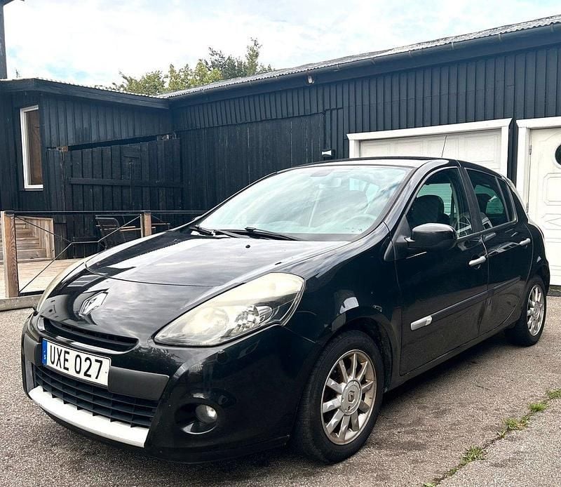 Svart Begagnad 2009 Renault Clio R.S. Halvkombi | 29 900 kr (Marknadspris) - Bild 1/4