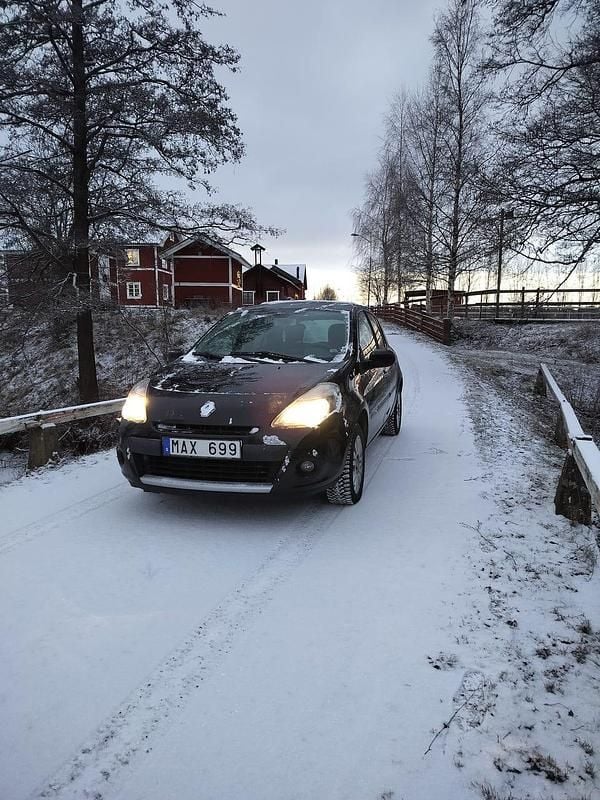 Begagnad 2012 Renault Clio R.S. Halvkombi | 29 000 kr (Marknadspris) - Bild 1/4