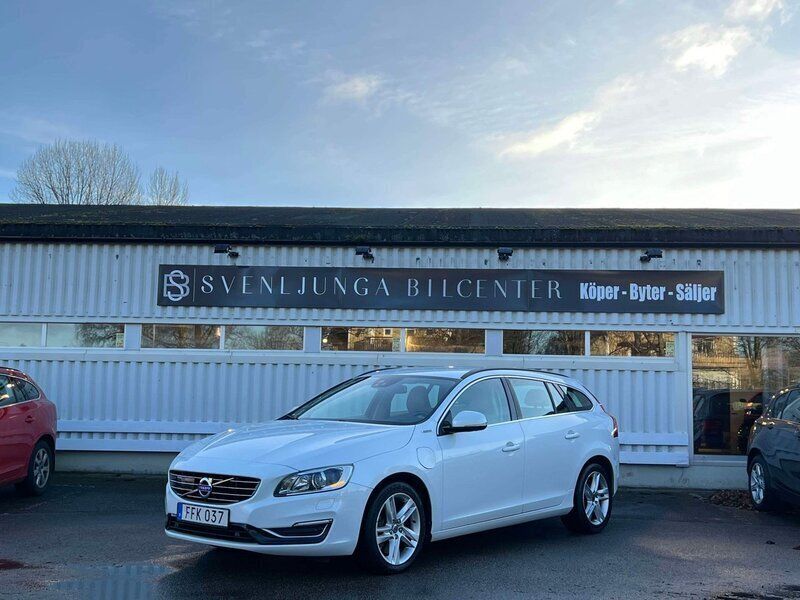 Vit Begagnad 2015 Volvo V60 Kombi | 129 900 kr (Marknadspris) - Bild 1/4