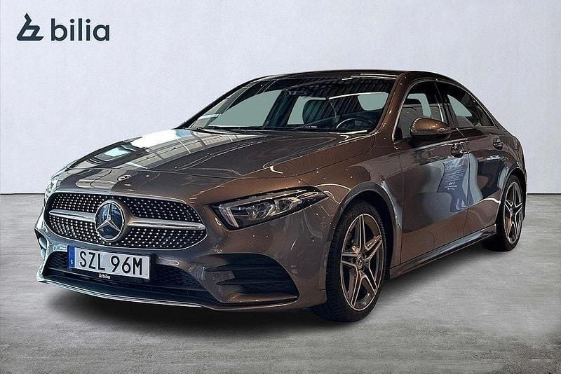 Mörkgrå Begagnad 2019 Mercedes A200 AMG Sedan | 239 900 kr (Marknadspris) - Bild 1/4
