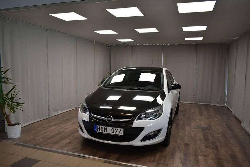 Vit Begagnad 2013 Opel Astra Edition Halvkombi | 124 900 kr (Dyr) - Bild 1/3