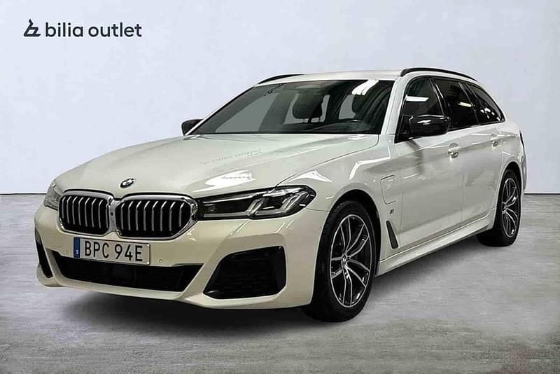 Vit Begagnad 2021 BMW 530e Kombi | 349 900 kr (Lite dyr) - Bild 1/1