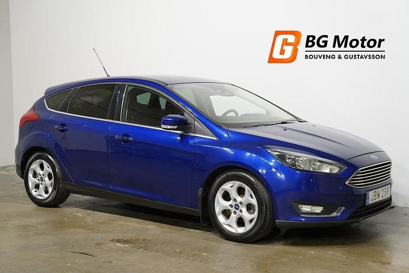 Blå Begagnad 2015 Ford Focus Titanium Halvkombi | 79 600 kr (Dyr) - Bild 1/4