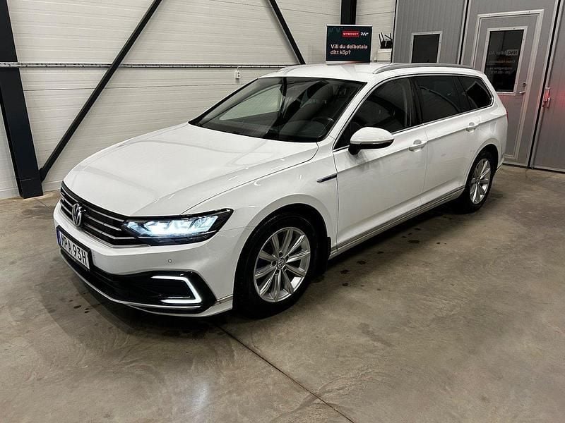 Vit Begagnad 2020 VW Passat GTE Kombi | 214 000 kr (Marknadspris) - Bild 1/4