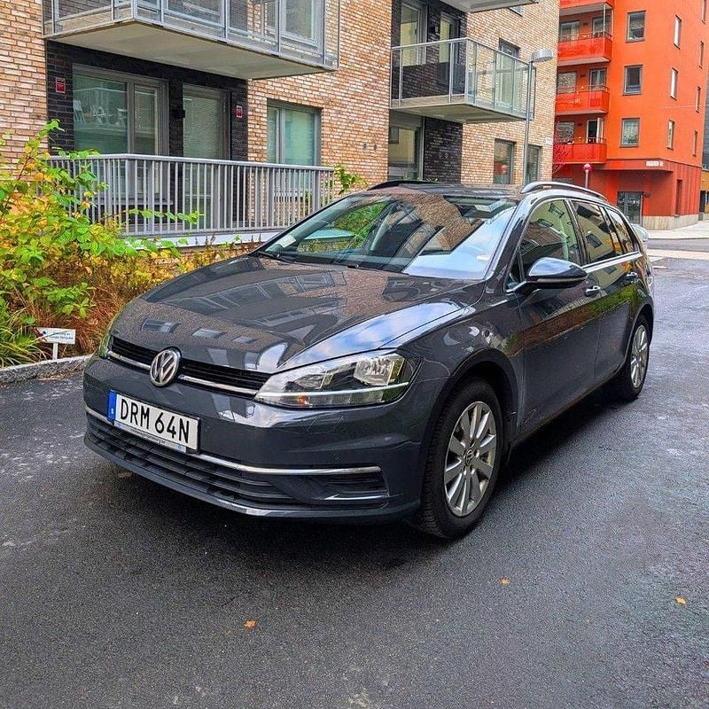 Grå Begagnad 2019 VW Golf VII Kombi | 225 000 kr (Dyr) - Bild 1/4