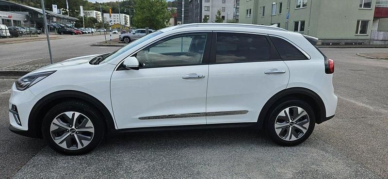 Vit Begagnad 2021 Kia e-Niro Advance SUV | 285 000 kr (Marknadspris) - Bild 1/4