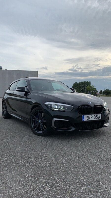 Svart Begagnad 2018 BMW M140 M Sport Halvkombi | 335 000 kr (Superpris) - Bild 1/4