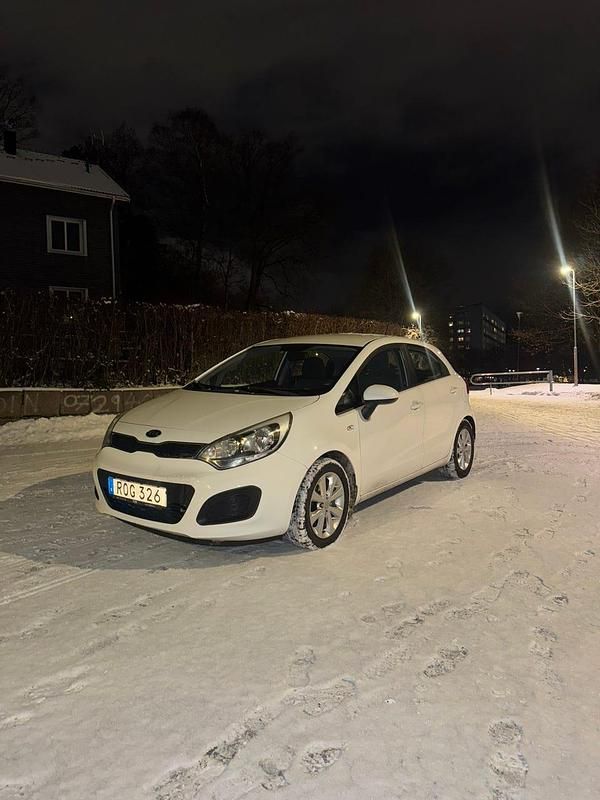 Vit Begagnad 2012 Kia Rio Halvkombi | 47 500 kr - Bild 1/4