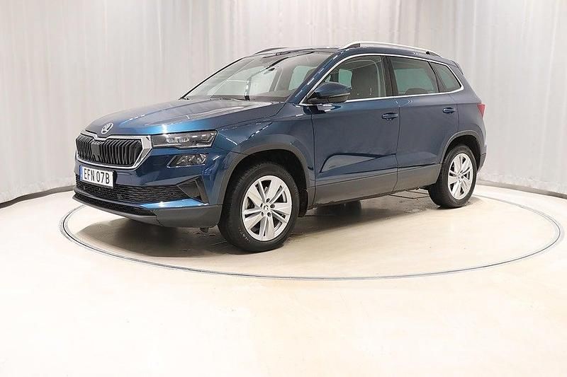 Lava blue metallic Begagnad 2023 Skoda Karoq SUV | 324 900 kr (Dyr) - Bild 1/4