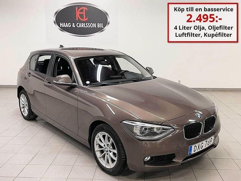 Brun Begagnad 2015 BMW 116 Halvkombi | 112 900 kr (Marknadspris) - Bild 1/4