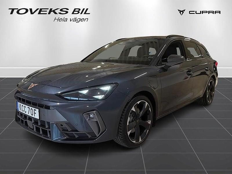 Mörkgrå Begagnad 2025 Cupra Leon Kombi | 369 900 kr (Lite dyr) - Bild 1/4