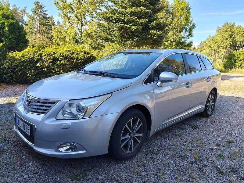 Silver Begagnad 2010 Toyota Avensis Business Edition Kombi | 69 000 kr (Marknadspris) - Bild 1/4