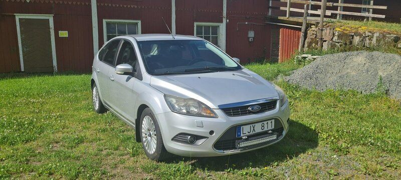 Grå Begagnad 2009 Ford Focus Halvkombi | 25 000 kr (Marknadspris) - Bild 1/4