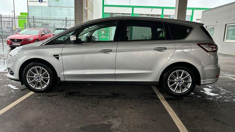 Grå Begagnad 2015 Ford S-MAX S Minibuss | 169 900 kr (Marknadspris) - Bild 1/4