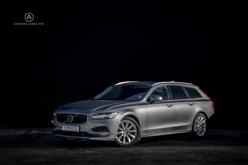 Begagnad Volvo V90 Momentum 190 HK (139 kW) 2019 Grå Kombi
