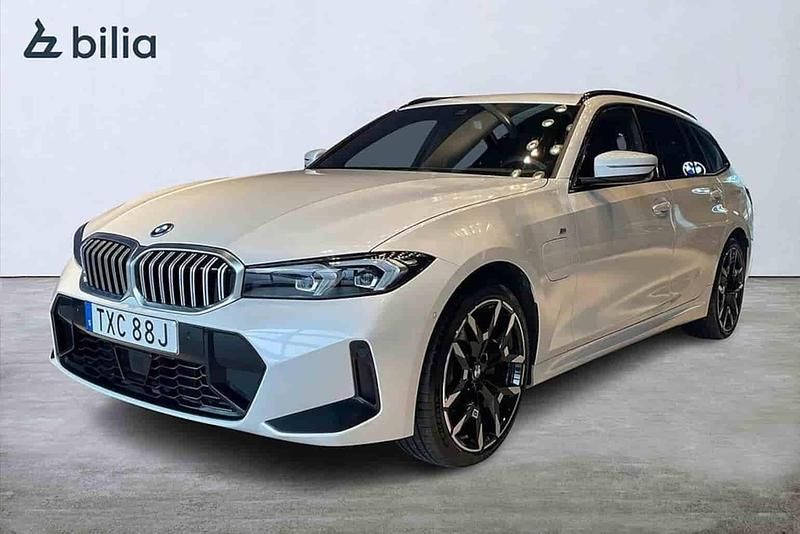 Vit Begagnad 2024 BMW 330e M Sport Kombi | 494 900 kr (Dyr) - Bild 1/1