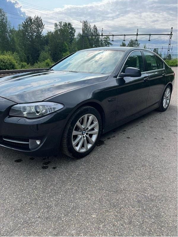 Grå Begagnad 2013 BMW 535 Sedan | 155 000 kr - Bild 1/4