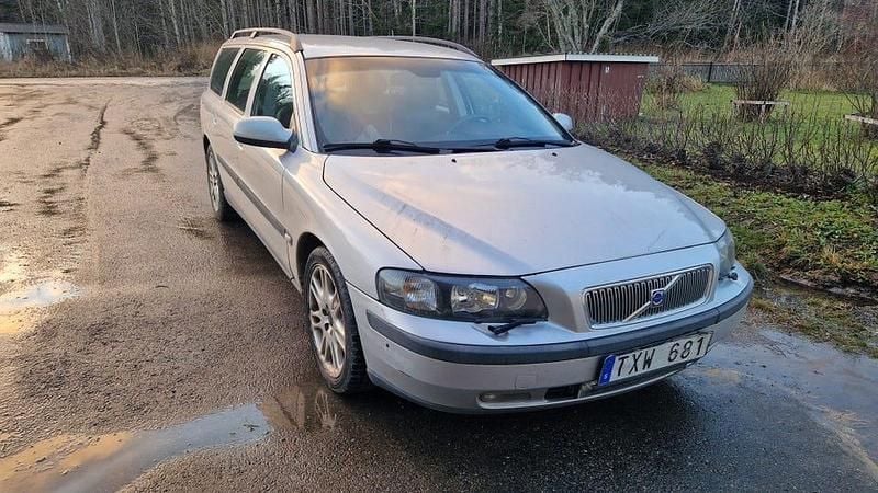 Grå Begagnad 2003 Volvo V70 Kombi | 10 000 kr (Superpris) - Bild 1/4