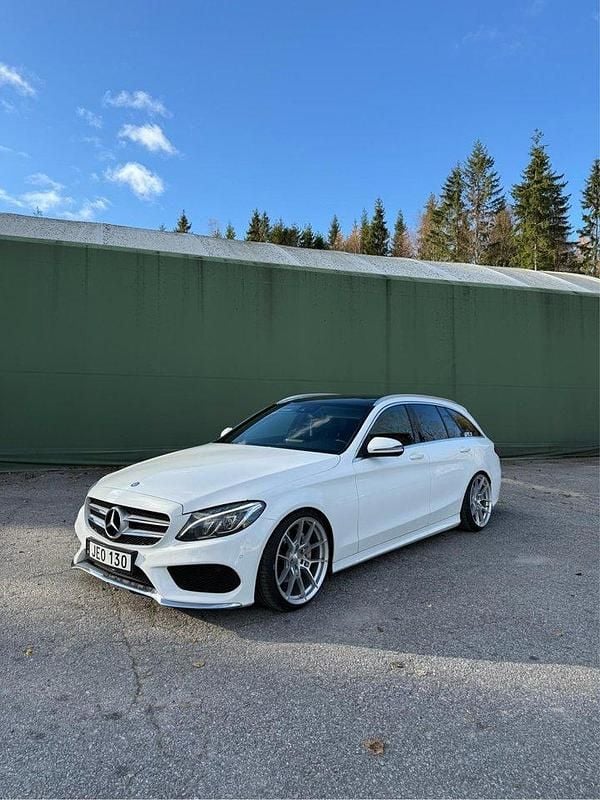 Vit Begagnad 2016 Mercedes C220 AMG line Kombi | 210 000 kr (Dyr) - Bild 1/4