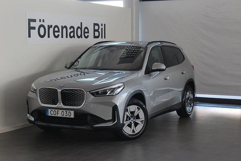 Grå (space silver metallic ) Ny 2025 BMW iX1 Shadowline SUV | 519 400 kr (Marknadspris) - Bild 1/4