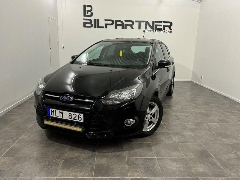 Svart Begagnad 2013 Ford Focus Titanium Halvkombi | 59 000 kr (Marknadspris) - Bild 1/4