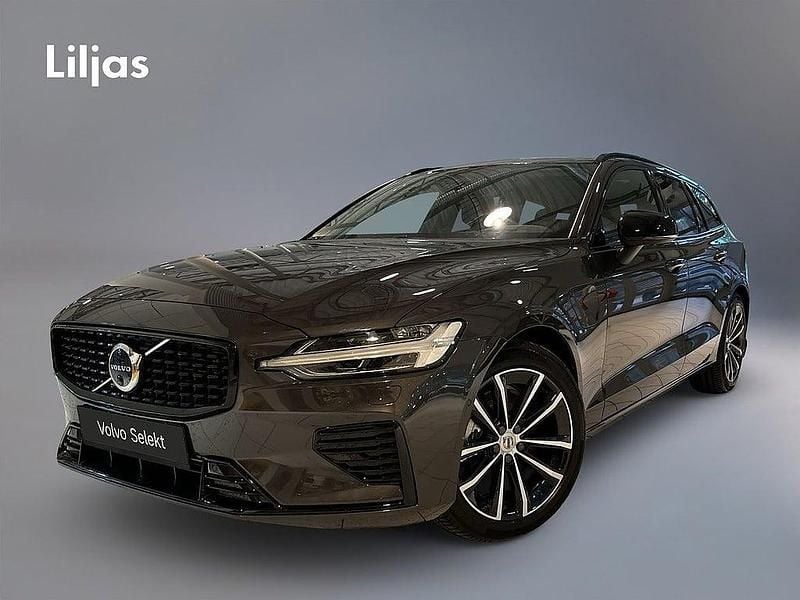 Grå Begagnad 2025 Volvo V60 Plus Kombi | 474 900 kr (Marknadspris) - Bild 1/3