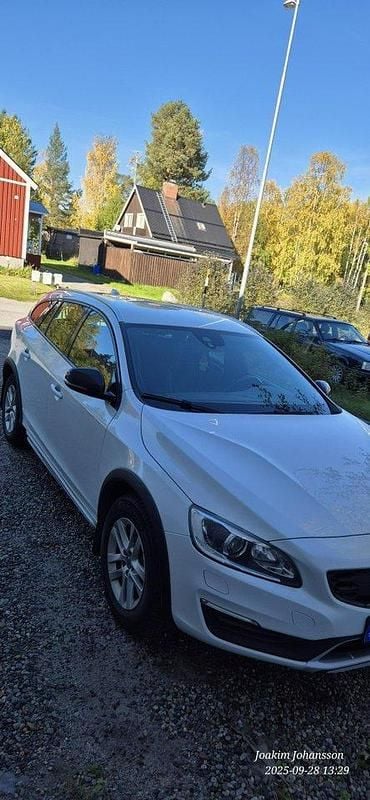 Vit Begagnad 2017 Volvo V60 CC Kombi | 160 000 kr (Superpris) - Bild 1/4