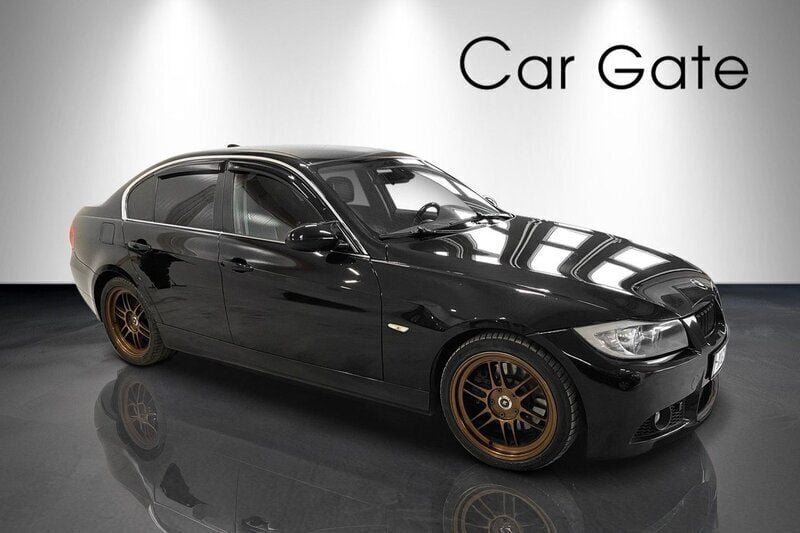 Svart Begagnad 2006 BMW 330 Comfort Edition Sedan | 69 900 kr (Bra pris) - Bild 1/4