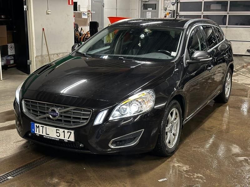 Begagnad Volvo V60 Summum 115 HK (84 kW) 2013 Brunmetallic Kombi