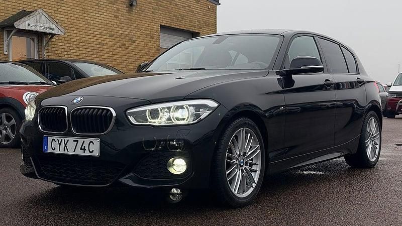 Svart Begagnad 2019 BMW 120 M Sport Halvkombi | 249 500 kr (Marknadspris) - Bild 1/4