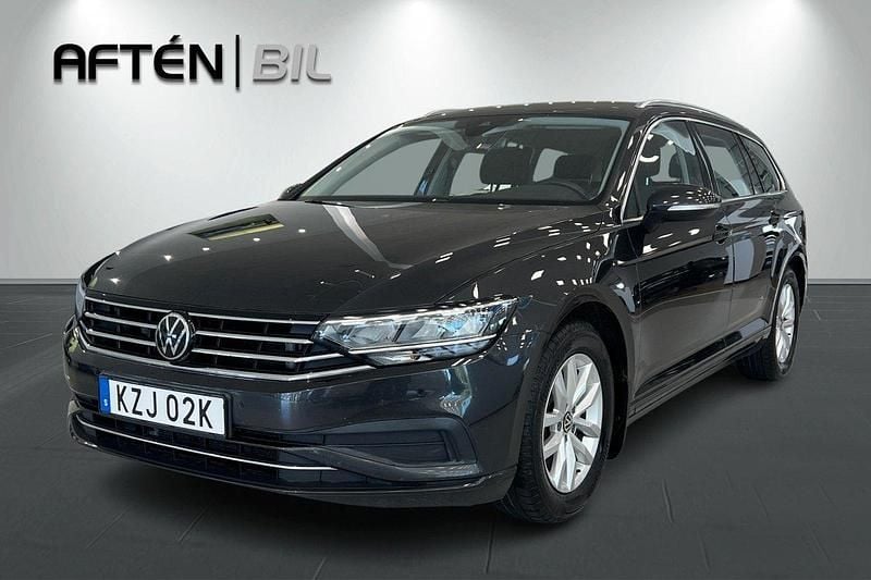 Mörkgrå (grå) Begagnad 2023 VW Passat Edition Kombi | 289 800 kr (Marknadspris) - Bild 1/3