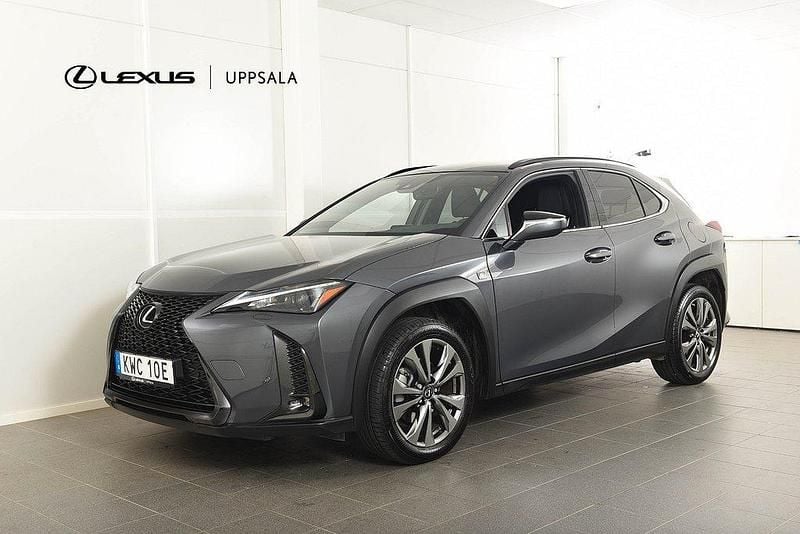 Grå Begagnad 2023 Lexus UX 250h Sport Design Packet SUV | 329 900 kr (Marknadspris) - Bild 1/4