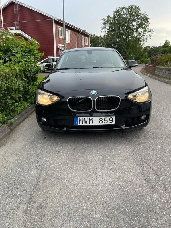 Svart Begagnad 2012 BMW 116 Halvkombi | 75 000 kr (Marknadspris) - Bild 1/4