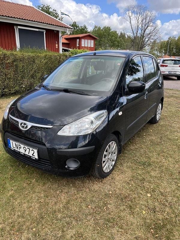 Svart Begagnad 2010 Hyundai i10 Halvkombi | 26 500 kr (Marknadspris) - Bild 1/4