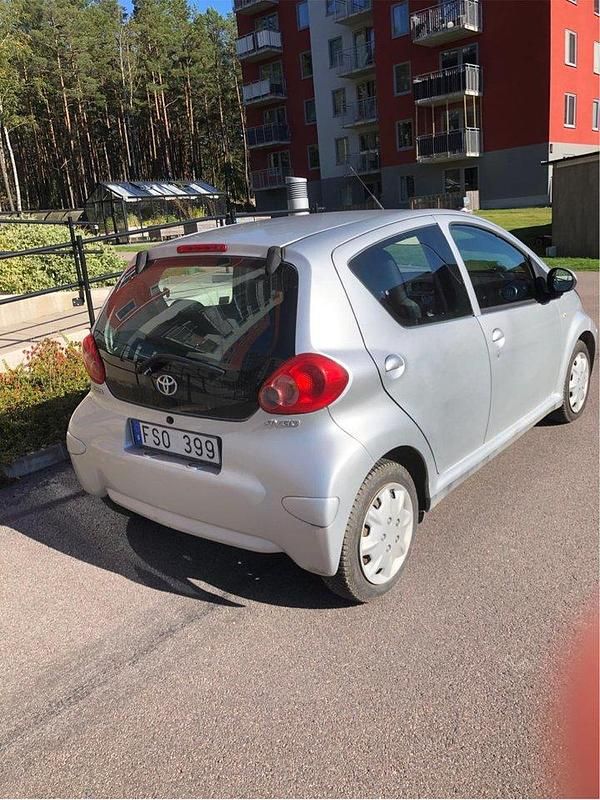 Silver Begagnad 2007 Toyota Aygo Halvkombi | 25 000 kr (Marknadspris) - Bild 1/3