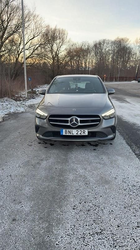 Begagnad Mercedes B180 136 HK (100 kW) 2019 Minibuss