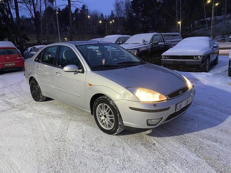Begagnad Ford Focus Ghia 101 HK (74 kW) 2003 Silver Sedan