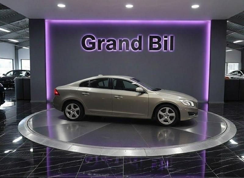 Begagnad Volvo S60 Momentum 180 HK (132 kW) 2012 Brun Sedan