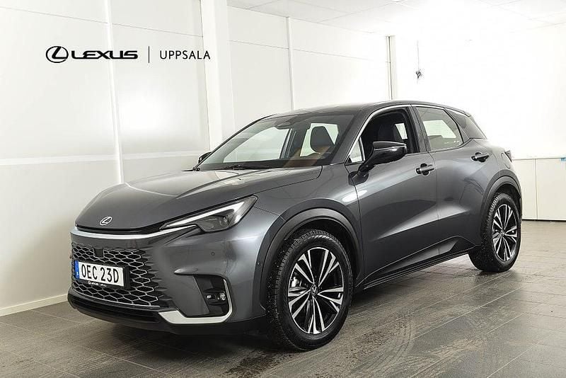 Sonic grey metallic Begagnad 2024 Lexus LBX SUV | 394 900 kr (Lite dyr) - Bild 1/4