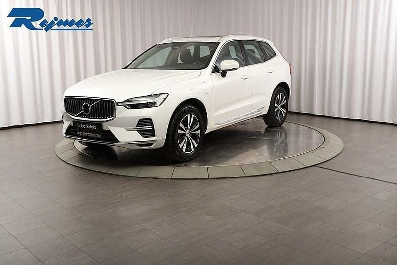 Begagnad Volvo XC60 Core 253 HK (186 kW) 2023 Crystal vit metallic SUV