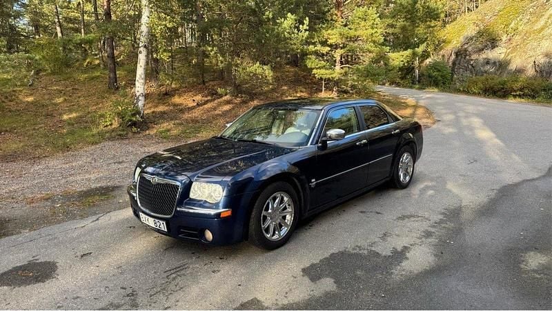 Blå Begagnad 2005 Chrysler 300C Sedan | 74 900 kr (Marknadspris) - Bild 1/4