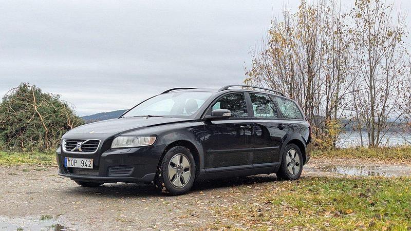 Svart Begagnad 2010 Volvo V50 Kombi | 18 000 kr (Superpris) - Bild 1/4