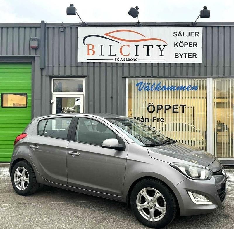 Grå Begagnad 2013 Hyundai i20 Premium Halvkombi | 43 900 kr (Marknadspris) - Bild 1/4