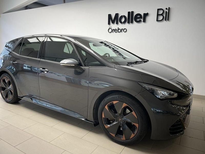 Mörkgrå (quasar grey metallic) Begagnad 2022 Cupra Born e-Boost Halvkombi | 279 900 kr (Marknadspris) - Bild 1/4